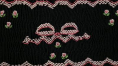 お受験専門店品質 手刺繍スモッキング リボン柄ピンクA 紺色布製 お受験専門店品質 手刺繍スモッキング リボン柄ピンクA 紺色布製