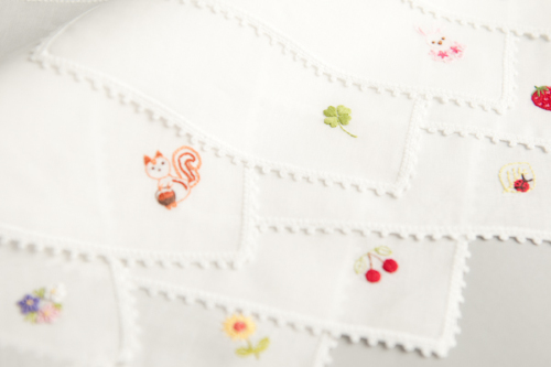 手刺繍 いちご 皺になりにくい ピコレース綿ハンカチ 15cm角サイズ｜お